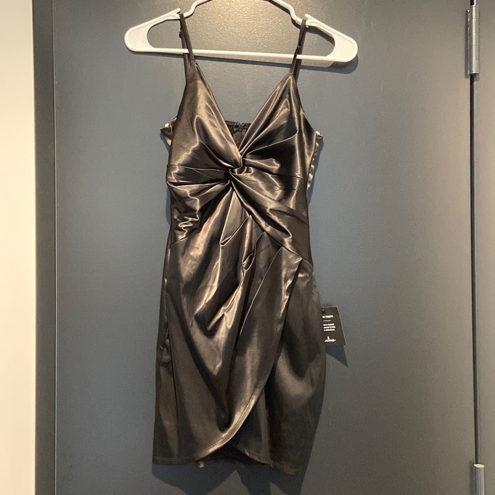 Lulu’s Gimme the Twist Black Twist-Front Bodycon Mini Dress (Small)